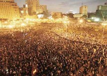 محتجون مصريون في ميدان التحرير بالقاهرة محتجون مصريون في ميدان التحرير بالقاهرة