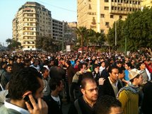 تنازلات ألنظام غير كافية والمتظاهرون يتوافدون على ميدان التحرير ليوم الحسم تنازلات ألنظام غير كافية والمتظاهرون يتوافدون على ميدان التحرير ليوم الحسم