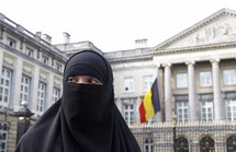 مسلمة في ألمانيا تقدم استقالتها لعدم موافقة السلطات على ارتدائها النقاب مسلمة في ألمانيا تقدم استقالتها لعدم موافقة السلطات على ارتدائها النقاب