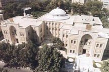 خلا محيط البرلمان السوري من الناس باستثناء رجال أمن بملابس مدنية خلا محيط البرلمان السوري من الناس باستثناء رجال أمن بملابس مدنية