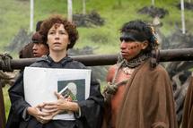 المخرجة الأسبانية إسيار بولاين (يسار) وبجانبها الممثل بوليفي الموهوب خوان كارلوس أدوفيري أثناء تصوير فيلم