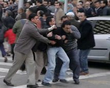وائل غنيم اثناء اعتقاله من قبل شرطة بملابس مدنية في القاهرة وائل غنيم اثناء اعتقاله من قبل شرطة بملابس مدنية في القاهرة