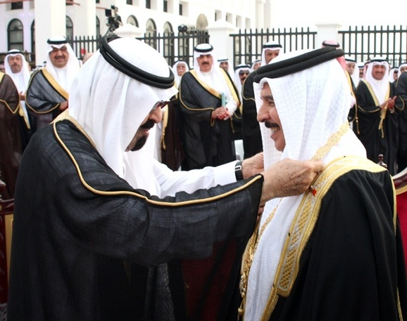 الملك عبدالله بن عبد العزيز ولك البحرين ...مملكتان في أزمة الملك عبدالله بن عبد العزيز ولك البحرين ...مملكتان في أزمة