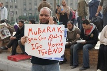 منع الفلسطينيين من دخول مصر والمتظاهرون مصرون على اسقاط الرئيس