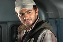 شباب ميدان التحرير يطردون تامر حسني من الميدان بعد ان طلب منهم فجرا العودة الى منازلهم