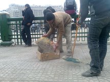 وجه حضاري للمجتمع المصري ....كهول وشباب في حملة شعبية لتنظيف ميدان التحرير