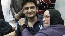 وائل غنيم مع والدة خالد سعيد الذي مات تحت التعذيب وائل غنيم مع والدة خالد سعيد الذي مات تحت التعذيب