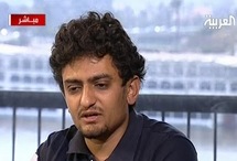 وائل غنيم قام بتقبيل جميع الجنود عند اطلاق سراحه وائل غنيم قام بتقبيل جميع الجنود عند اطلاق سراحه