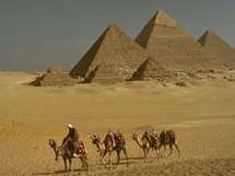 عند سفح الاهرامات، المرشدون يناشدون السياح العودة الى مصر