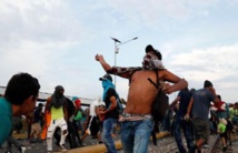 مقتل رجل في اشتباكات بين الشرطة وقافلة مهاجرين على الحدود المكسيكية