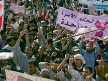 متظاهرو صنعاء يرفضون التوريث وحكم الاسرة الواحدة متظاهرو صنعاء يرفضون التوريث وحكم الاسرة الواحدة