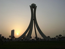 الاف المتظاهرين يعودون لدوار اللؤلؤة و النقابات العمالية في البحرين تدعو للاضراب الاف المتظاهرين يعودون لدوار اللؤلؤة و النقابات العمالية في البحرين تدعو للاضراب