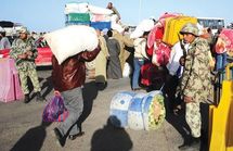 جنود إنضموا للثورة يحرسون الحدود مع مصر حيث الدنانير الليبية لا تجد من يقبلها جنود إنضموا للثورة يحرسون الحدود مع مصر حيث الدنانير الليبية لا تجد من يقبلها