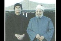 الشيخ يوسف القرضاوي يقف بجانب الرئيس معمر القذافي - ارشيف الشيخ يوسف القرضاوي يقف بجانب الرئيس معمر القذافي - ارشيف