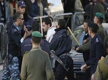 قوى الأمن الفلسطينية تقمع مظاهرة في رام الله قوى الأمن الفلسطينية تقمع مظاهرة في رام الله