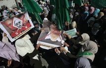 القذافي يقيل رئيس مخابراته عبدالله السنوسي وتصدير النفط يخرج عن سيطرته القذافي يقيل رئيس مخابراته عبدالله السنوسي وتصدير النفط يخرج عن سيطرته