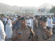 السلطات العمانية تبعد المتظاهرين من وسط صحار والاحتجاجات مستمرة امام الميناء السلطات العمانية تبعد المتظاهرين من وسط صحار والاحتجاجات مستمرة امام الميناء
