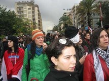 نادى المتظاهرون بالثورة ضد الطائفية والنظم القمعية وضد زعماء الرجعية والمحسوبية