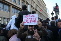 أحد المتظاهرين يرفع لافتة كتبت عليها بالفرنسية عبارة بن علي ارحل أحد المتظاهرين يرفع لافتة كتبت عليها بالفرنسية عبارة بن علي ارحل