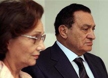 الرئيس المصري المخلوع حسني مبارك وزوجته الرئيس المصري المخلوع حسني مبارك وزوجته