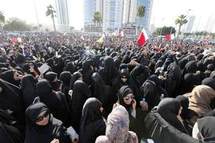 ثلاثة كيلومترات من المتظاهرين البحرينيين يطالبون باسقاط الحكومة ثلاثة كيلومترات من المتظاهرين البحرينيين يطالبون باسقاط الحكومة