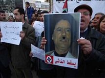 تتهم السلطات الليبية الصحفيين الأجانب بالمبالغة والتضخيم واتخاذ موقف معاد للنظام تتهم السلطات الليبية الصحفيين الأجانب بالمبالغة والتضخيم واتخاذ موقف معاد للنظام