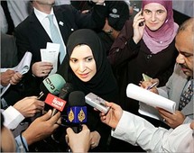 السيدة أمل القبيسي اول إمراة تشغل مقعداً في المجلس الوطني الاماراتي السيدة أمل القبيسي اول إمراة تشغل مقعداً في المجلس الوطني الاماراتي