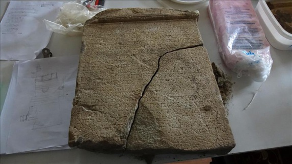 آثاريون أتراك يعثرون على مرسوم ملكي يعود لألفين و200 عام آثاريون أتراك يعثرون على مرسوم ملكي يعود لألفين و200 عام