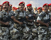 قوات الأمن السعودية المدججة بالأسلحة تنتشر بكثافة حول وزارة الداخلية