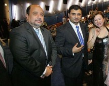 في الوسط  خالد شوكات مؤسس ورئيس مهرجان روتردام للفيلم العربي