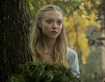 الممثلة الشابة أماندا سيفريد (فاليري) في مشهد من فيلم ذات الرداء الأحمر الممثلة الشابة أماندا سيفريد (فاليري) في مشهد من فيلم ذات الرداء الأحمر