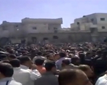 الأمن السوري يطلق النار على معزين أثناء عودتهم من تشييع ضحايا المسجد العمري الأمن السوري يطلق النار على معزين أثناء عودتهم من تشييع ضحايا المسجد العمري