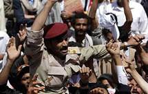 اشتباكات بين الجيش اليمني والحرس الجمهوري والمحتجون يستعدون لحشد جديد اشتباكات بين الجيش اليمني والحرس الجمهوري والمحتجون يستعدون لحشد جديد