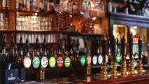 الحانات التقليدية في بريطانيا بين ارتفاع الاسعار وخطر الاغلاق