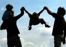 منذ سنوات والعديد من العلماء يبحثون في مفهوم السعادة وتعريفها ودراسة تأثيرها على الأفراد والمجتمع