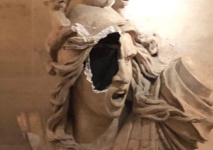 ماكرون يتفقد الأضرار في قوس النصر بعد أحداث الشغب العنيفة ماكرون يتفقد الأضرار في قوس النصر بعد أحداث الشغب العنيفة