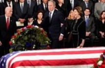 جثمان بوش الاب يصل واشنطن تمهيدا لإقامة جنازة رسمية جثمان بوش الاب يصل واشنطن تمهيدا لإقامة جنازة رسمية