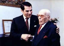 يرى قسم من التونسيين ان بورقيبة كان زعيما كبيرا وحكيما غدر به الدكتاتور بن علي