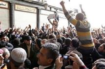 عشرات الالاف يشيعون شهداء دوما متسائلين:أين العصابات ؟ ويعدون بمزيد من التظاهرات عشرات الالاف يشيعون شهداء دوما متسائلين:أين العصابات ؟ ويعدون بمزيد من التظاهرات