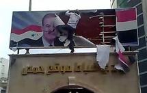 تمزيق صورة الاسد الاب والابن وهدم تمتئيل لهما في عدة مناطق سورية