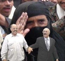 اتهم اللواء المنشق علي محسن الاحمر الرئيس اليمني بالسعى الى قتله عبر تدبير مكيدة الثلاثاء