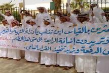 عدد من المدرسين السعوديين العاطلين يتجمهرون للمطالبة بتعيينهم