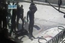 الشبيحة او فوات النظام كما ظهروا على الشاشات يضربون احد المتظاهرون الشبيحة او فوات النظام كما ظهروا على الشاشات يضربون احد المتظاهرون
