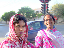 باكستان تستخدم المتحولين جنسياً لإحراج المدينين وإجبارهم على دفع الضرائب