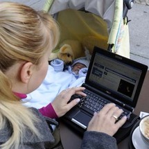 احد التحديات الكبيرة التي تواجه المرأة العاملة هو الجمع بين مهنتها والأمومة