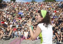 إحدى حفلات الكارويكي التى تقام في الهواء الطلق وتلقى شعبية كبيرة