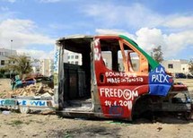 بعد ثورة تونس تم نقل السيارات المحترقة إلى قرطاج وتم طلائها وتحويلها إلى قطع فنية