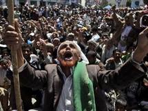 يطالب المحتجون بتنحي الرئيس اليمني الذي يحكم منذ 32 عاما يطالب المحتجون بتنحي الرئيس اليمني الذي يحكم منذ 32 عاما