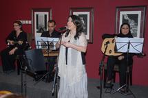 رنا نادر تغني روائع اسمهان في بيت العود بابوظبي