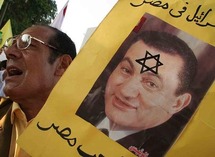 يتهم المصريون مبارك بأنه تساهل كثيرا مع تل أبيب